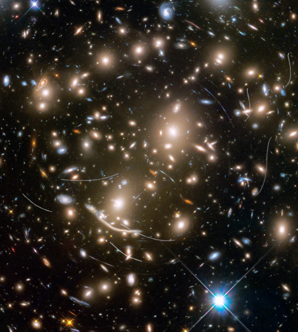 Hubble Teleskobu'nun galaksi tuvalinde asteroid lekeleri - 1