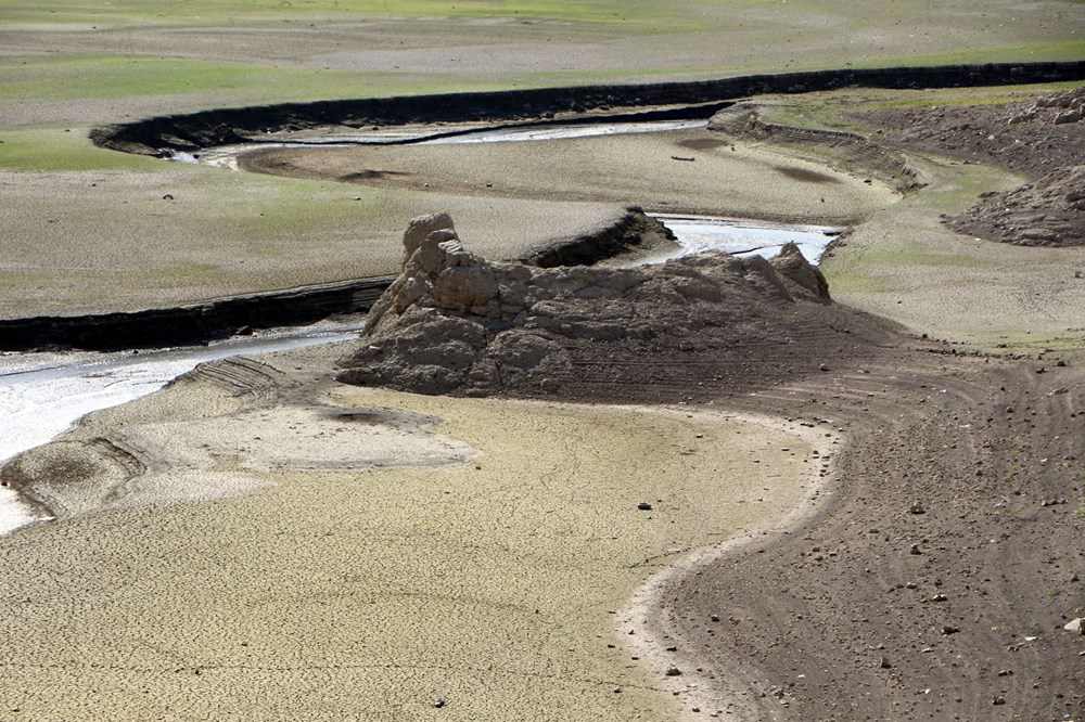 Barajın suyu çekilince, kayalığa yürüyerek gidilmeye başlandı - 5