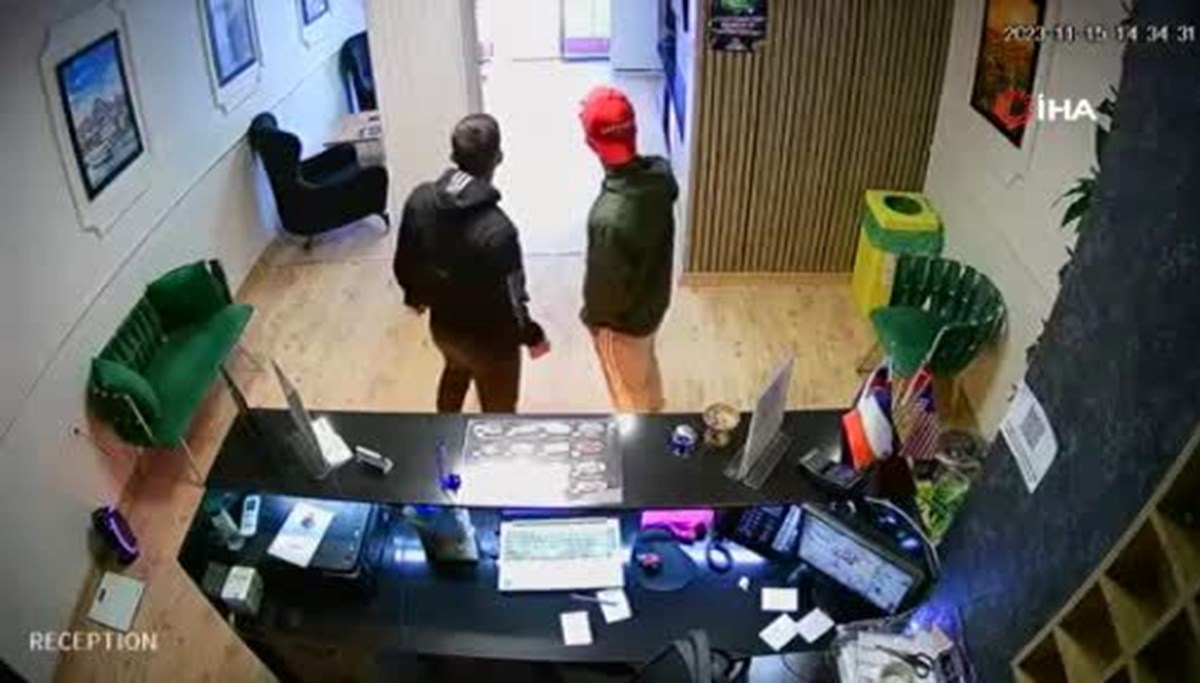 Arnavutköy'de butik otelin kasasından para çalan hırsızlar kamerada Arnavutköy'de butik otelin kasasından para çalan hırsızlar kamerada