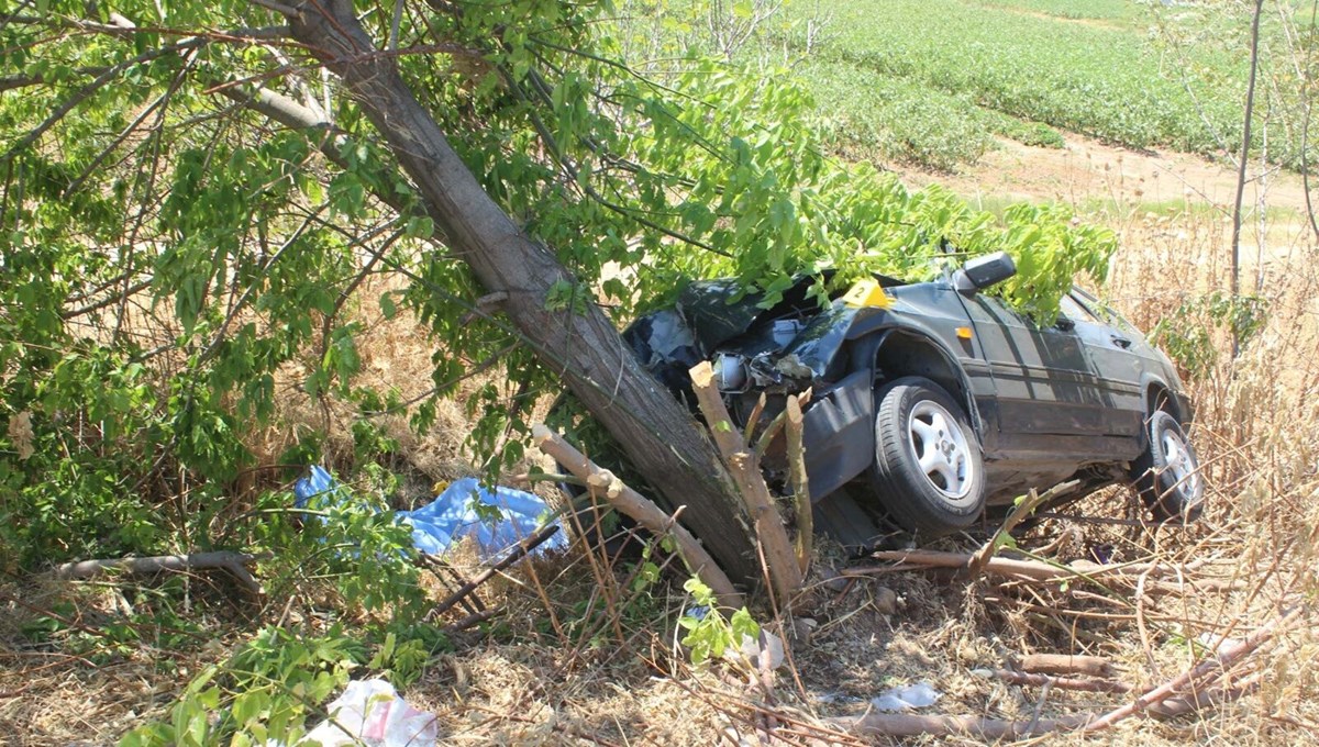 Manisa’da feci kaza: Otomobil sürücüsü ve eşi öldü Manisa’da feci kaza: Otomobil sürücüsü ve eşi öldü