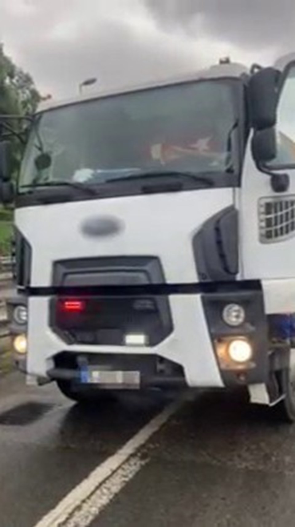 İstanbul'da kamyona 'çakar' taktılar - 1
