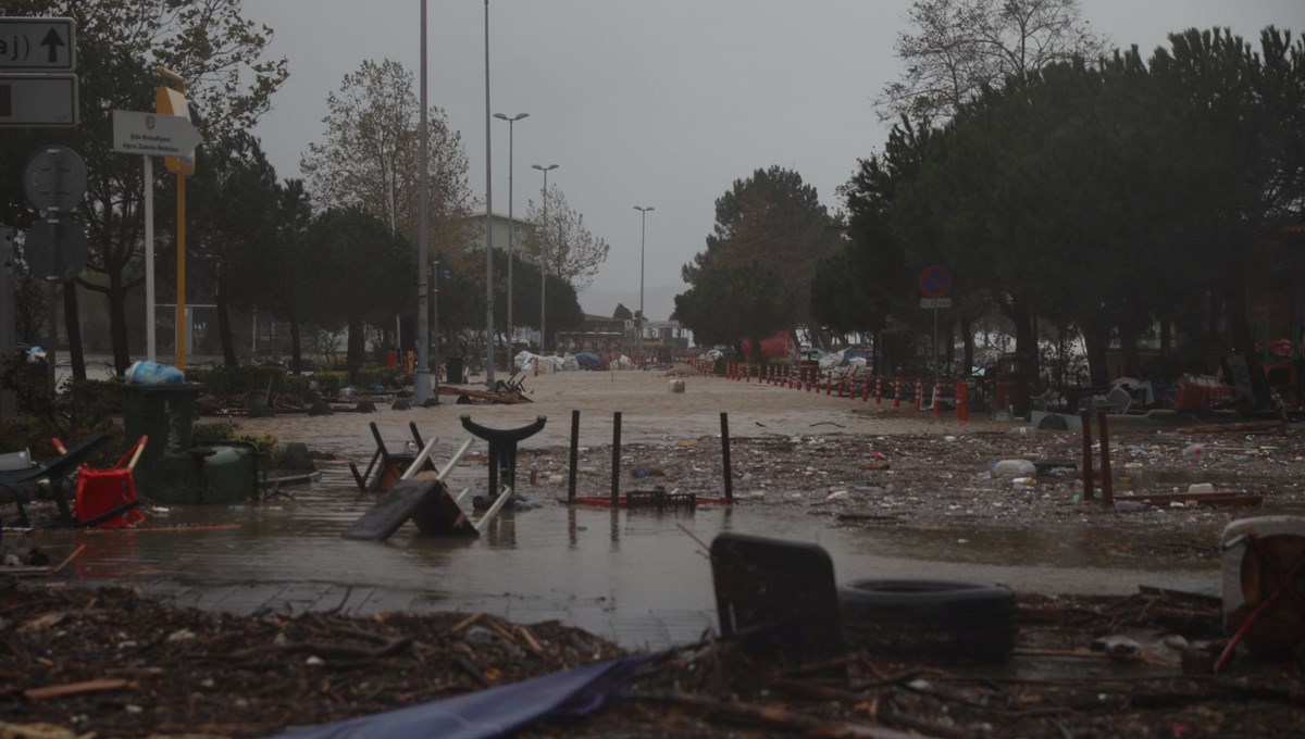 İstanbul’da sağanak yağış, fırtına ve kar (Şile’de dere taştı, yollar göle döndü)