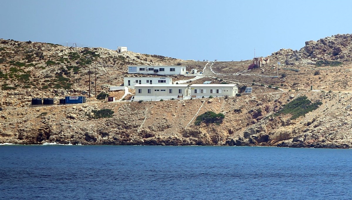 Keçi Adası'ndaki Yunan askerleri ve adaya yerleştirilen ağır silahlar görüntülendi