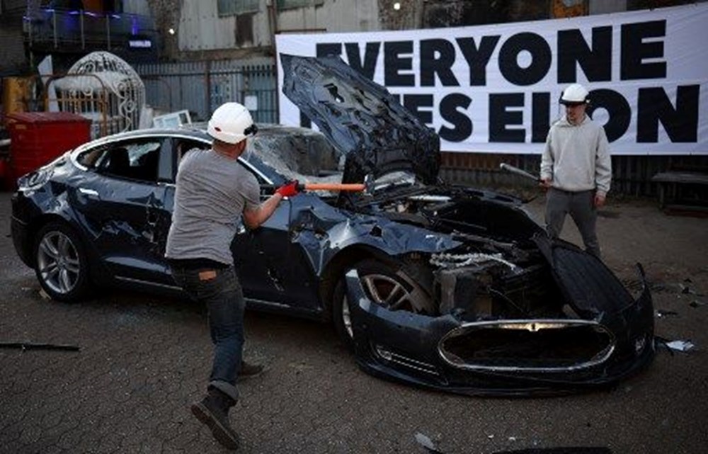 Londonda sənət layihəsi: Tesla avtomobilini sındırmaqla Maska qəzəblərini çıxardılar - 4