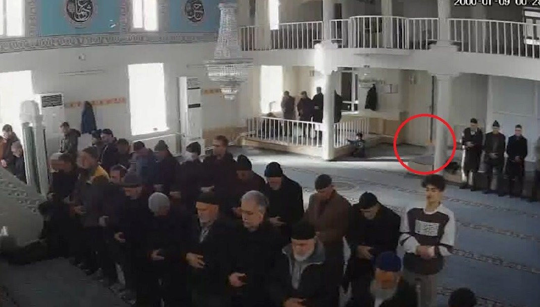 Cemaat namaz kılarken, camiye torpil attı