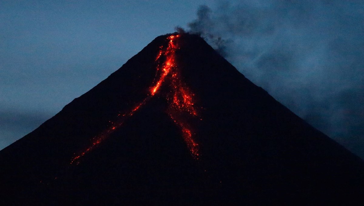 Filipinler'de Mayon Yanardağı patladı: Tahliyeler sürüyor