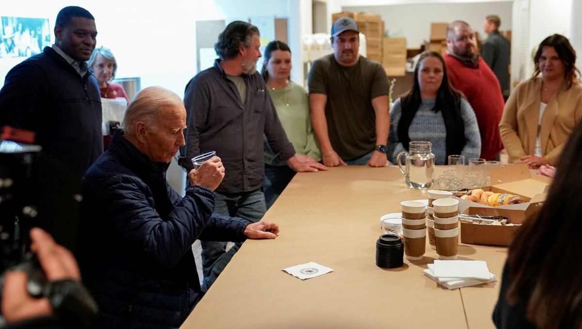 Biden’dan çevre felaketinin yaşandığı bölgeye ziyaret: Kirlilik tartışmaları sürerken, şebeke suyundan içti Biden’dan çevre felaketinin yaşandığı bölgeye ziyaret: Kirlilik tartışmaları sürerken, şebeke suyundan içti