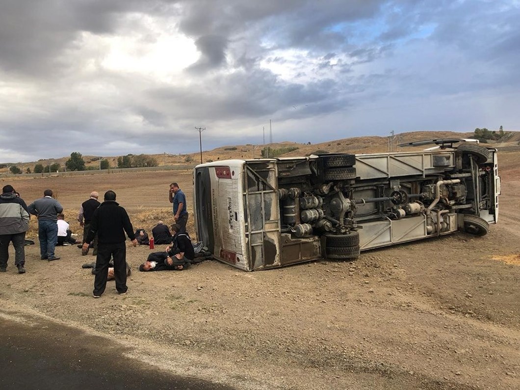 Yozgat Ta Belediye Otobusu Devrildi 17 Yarali Ntv