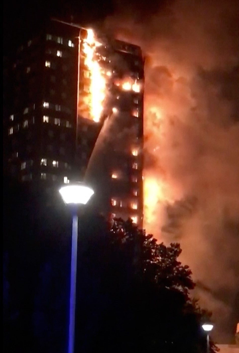 Londra’da 24 katlı binada yangın: 12 ölü - 1
