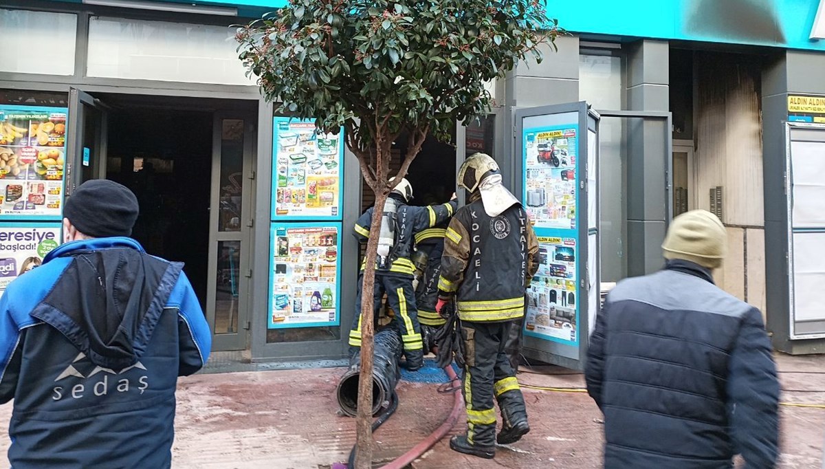 Kocaeli'de market yangını: 6 kişi dumandan etkilendi Kocaeli'de market yangını: 6 kişi dumandan etkilendi