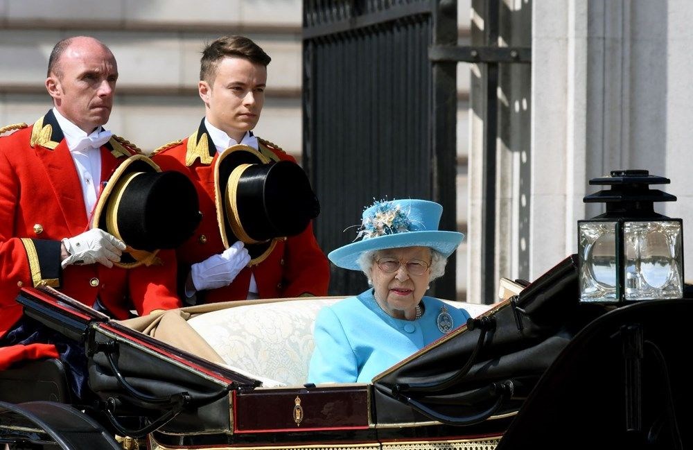 Kraliçe 2. Elizabeth için resmi geçit (Trooping The Colour) sadece 20 dakika sürecek (94. doğum günü) - 1