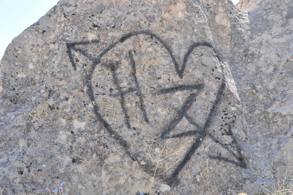 Kapadokya’da peribacalarına sprey boyalı tahrip!