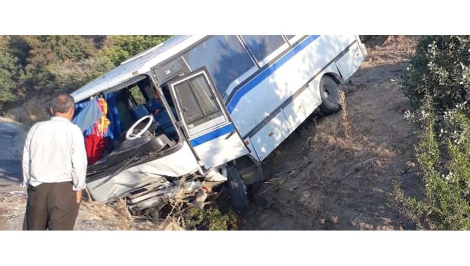 Manisa'da tarım işçilerini taşıyan midibüs şarampole devrildi: 17 yaralı