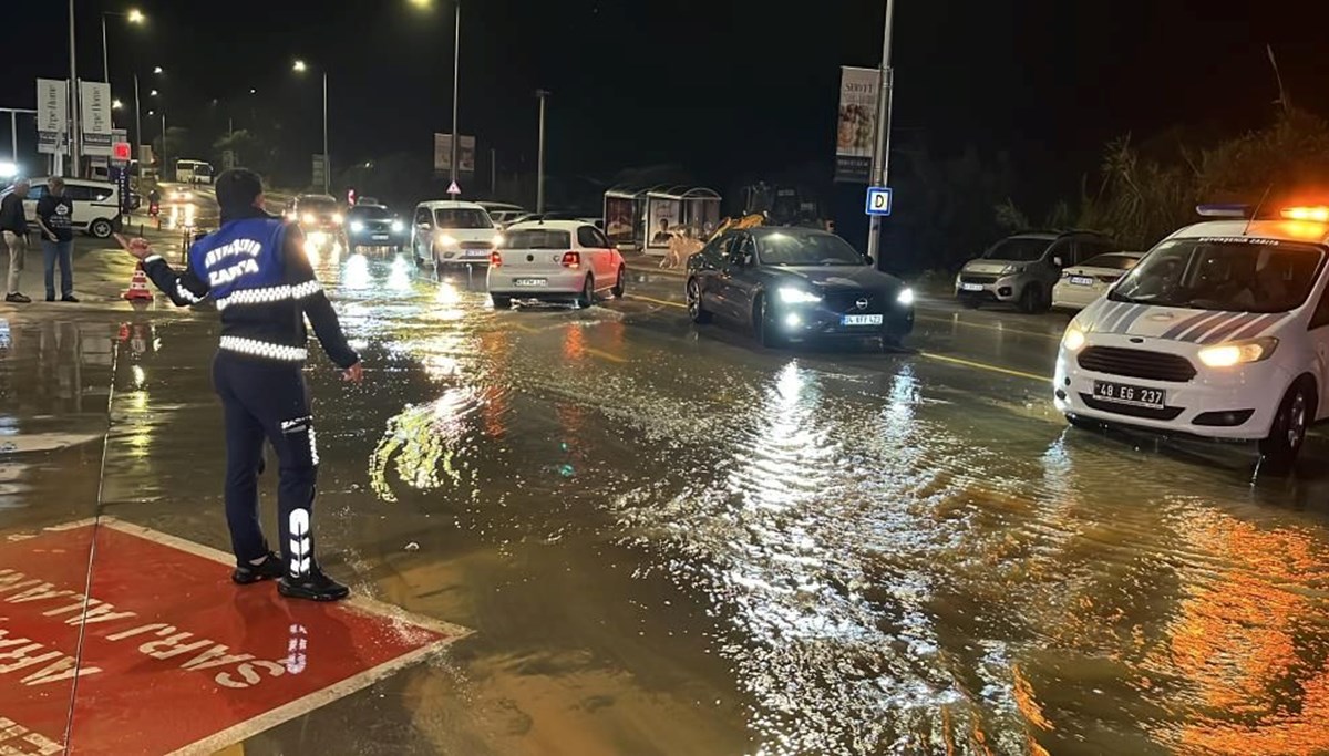 Bodrum'da içme suyu hattında patlama: Kara yolu trafiğe kapatıldı Bodrum'da içme suyu hattında patlama: Kara yolu trafiğe kapatıldı