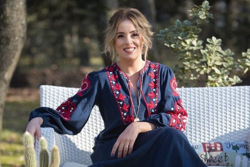 Su Burcu Yazgı Coşkun'dan nostaljik kare (Ünlülerin çocukluk ve gençlik halleri) - 540