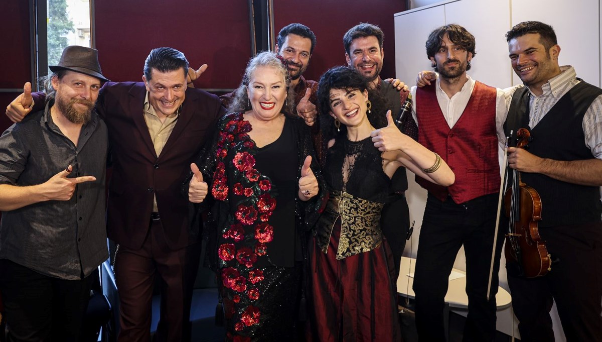 Barcelona Gypsy Balkan Orchestra ft. Suzan Kardeş AKM'de sahnesinde