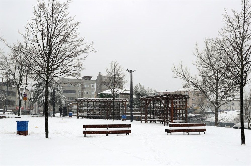 İstanbul'da kar yağışı devam ediyor - 1