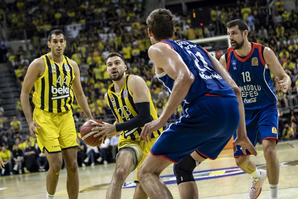 Anadolu Efes'i farklı yenen Fenerbahçe Beko seriyi 2-0'a getirdi - 1