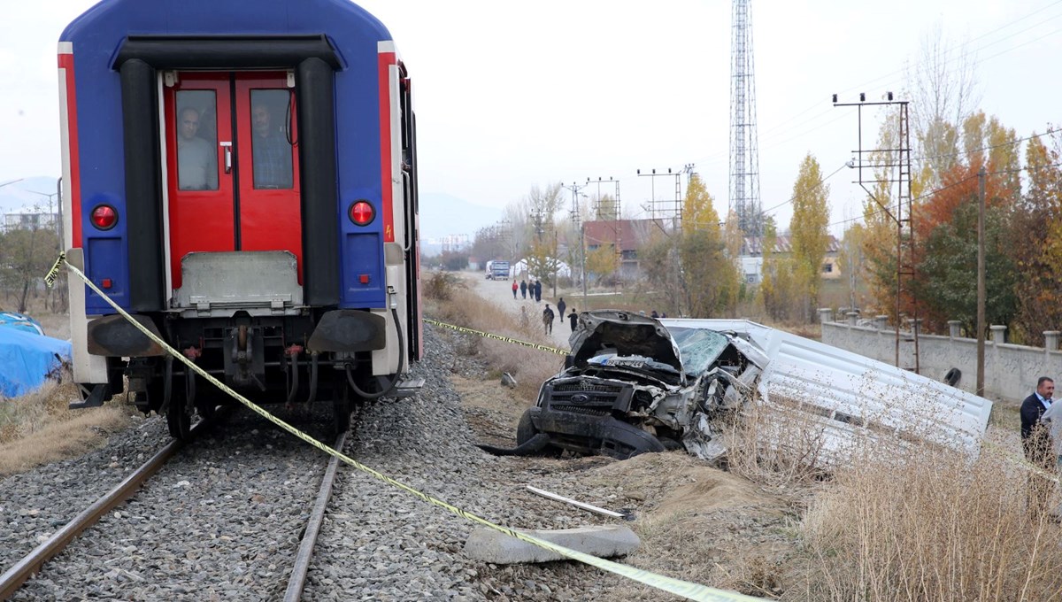 Tren kamyonete çarptı: 1 ölü, 1 yaralı