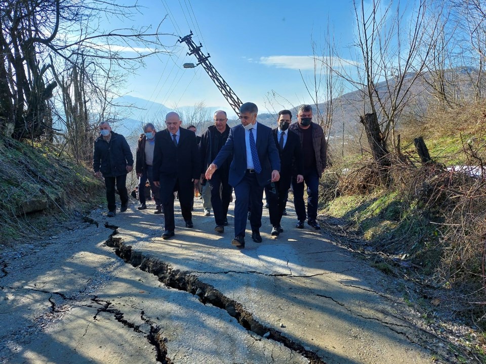 Vali Gürel heyelan bölgesinde incelemelerde bulundu.