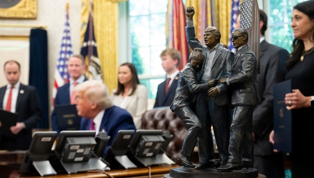 Trump, Oval Ofis'e kendi heykelini koydu