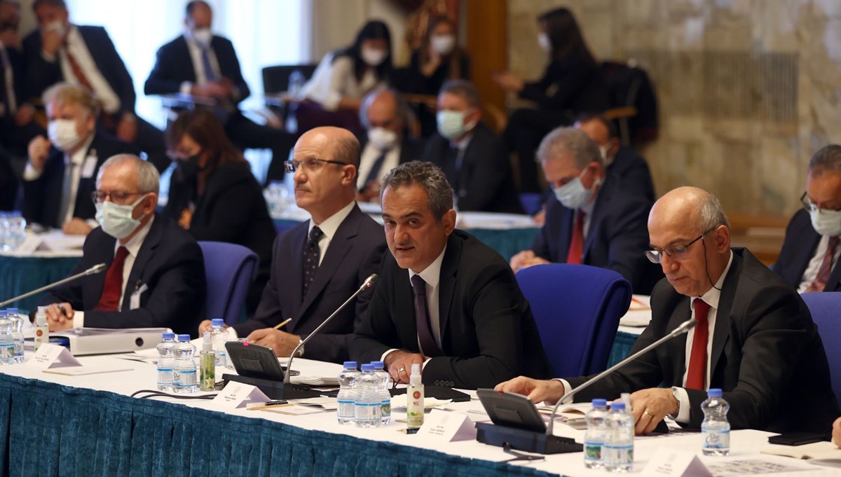 Bakan Özer: Yüz yüze eğitime devam etme kararlılığı içerisindeyiz