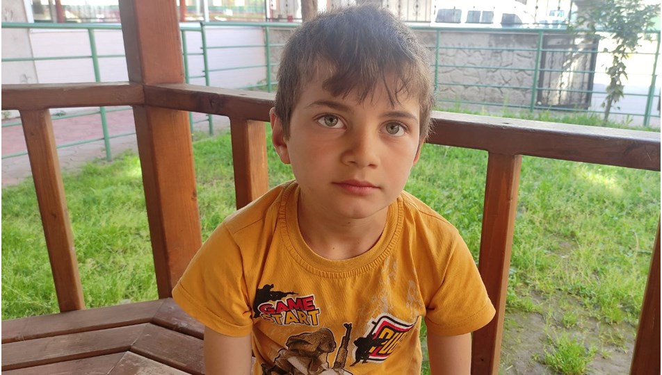 Sokak köpeklerinin saldırısına uğrayan Berat yaralandı