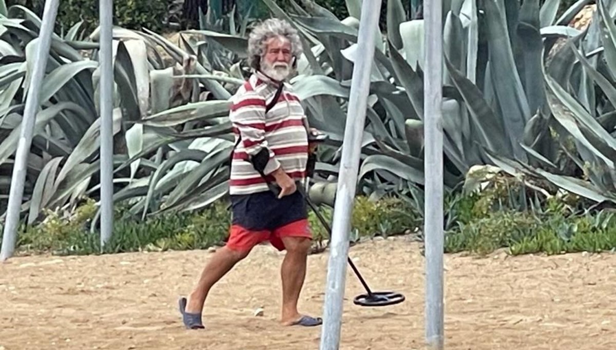Antalya’da havalar serinledi, plajlar onlara kaldı | Dedektörle değerli eşya arıyorlar Antalya’da havalar serinledi, plajlar onlara kaldı | Dedektörle değerli eşya arıyorlar