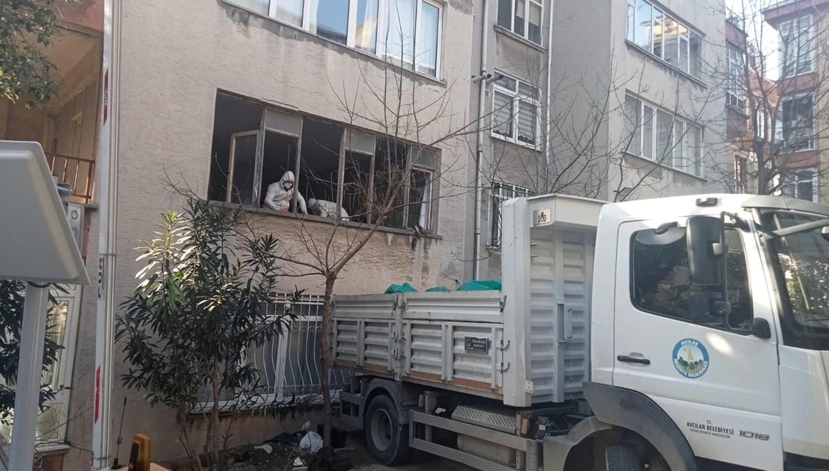 Emekli öğretmenin cesedi bulunduğu evden 10 kamyonet çöp çıktı Emekli öğretmenin cesedi bulunduğu evden 10 kamyonet çöp çıktı
