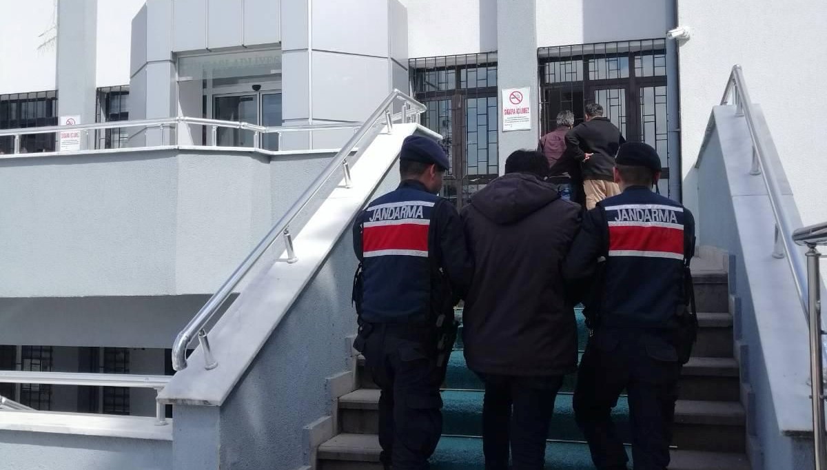 24 yıl hapis cezasıyla aranıyordu; oğlunun iş yerindeki tünelde bulundu 24 yıl hapis cezasıyla aranıyordu; oğlunun iş yerindeki tünelde bulundu