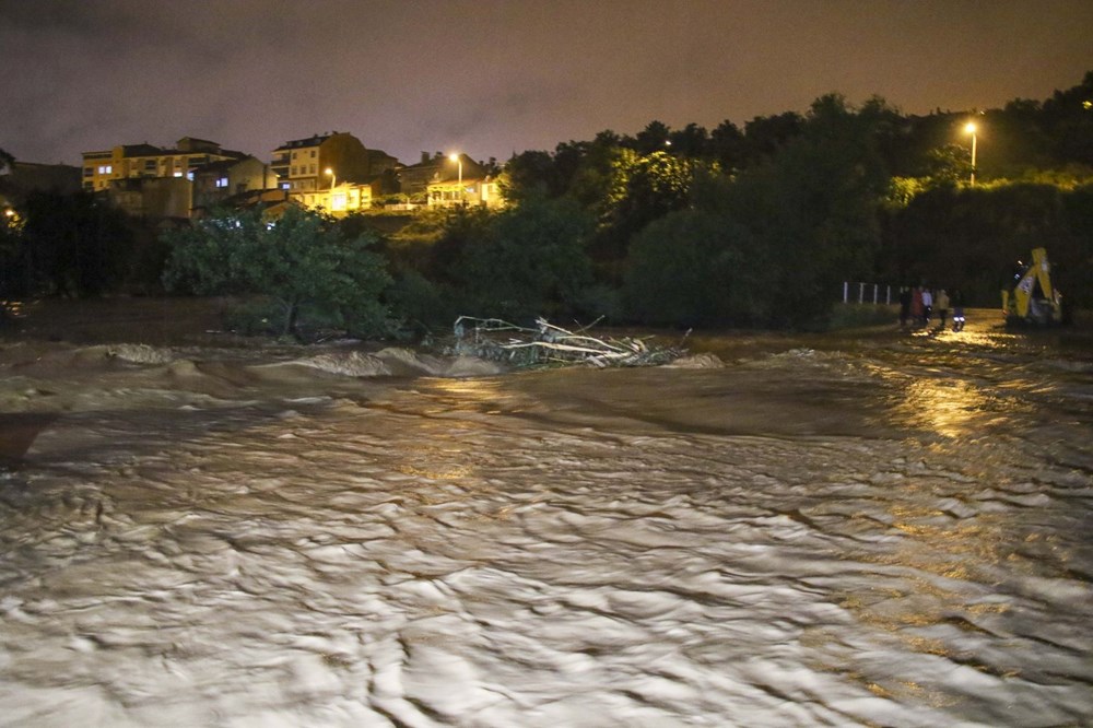 Sağanak yağış birçok ilde hayatı felç etti: Cadde ve sokaklar göle döndü, hastaneyi su bastı - 10