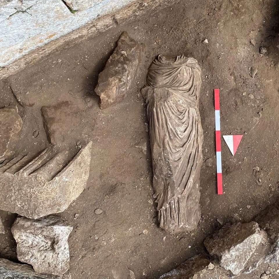 Mersin'deki Olba Antik Kenti'nde kadın heykeli ve 2 friz parçası bulundu - 3