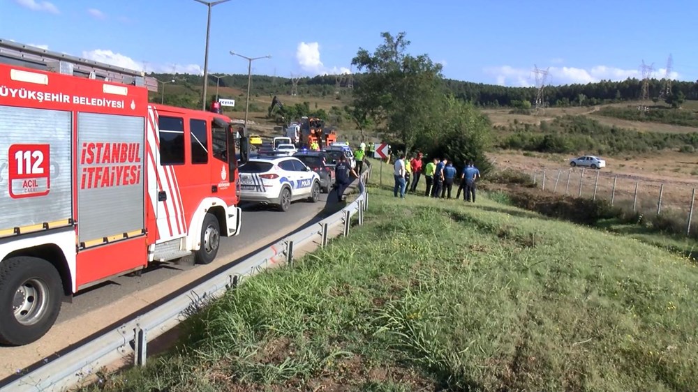 İstanbul’da TEM bağlantı yolunda feci kaza: 50 metre
yüksekten uçtu - 3