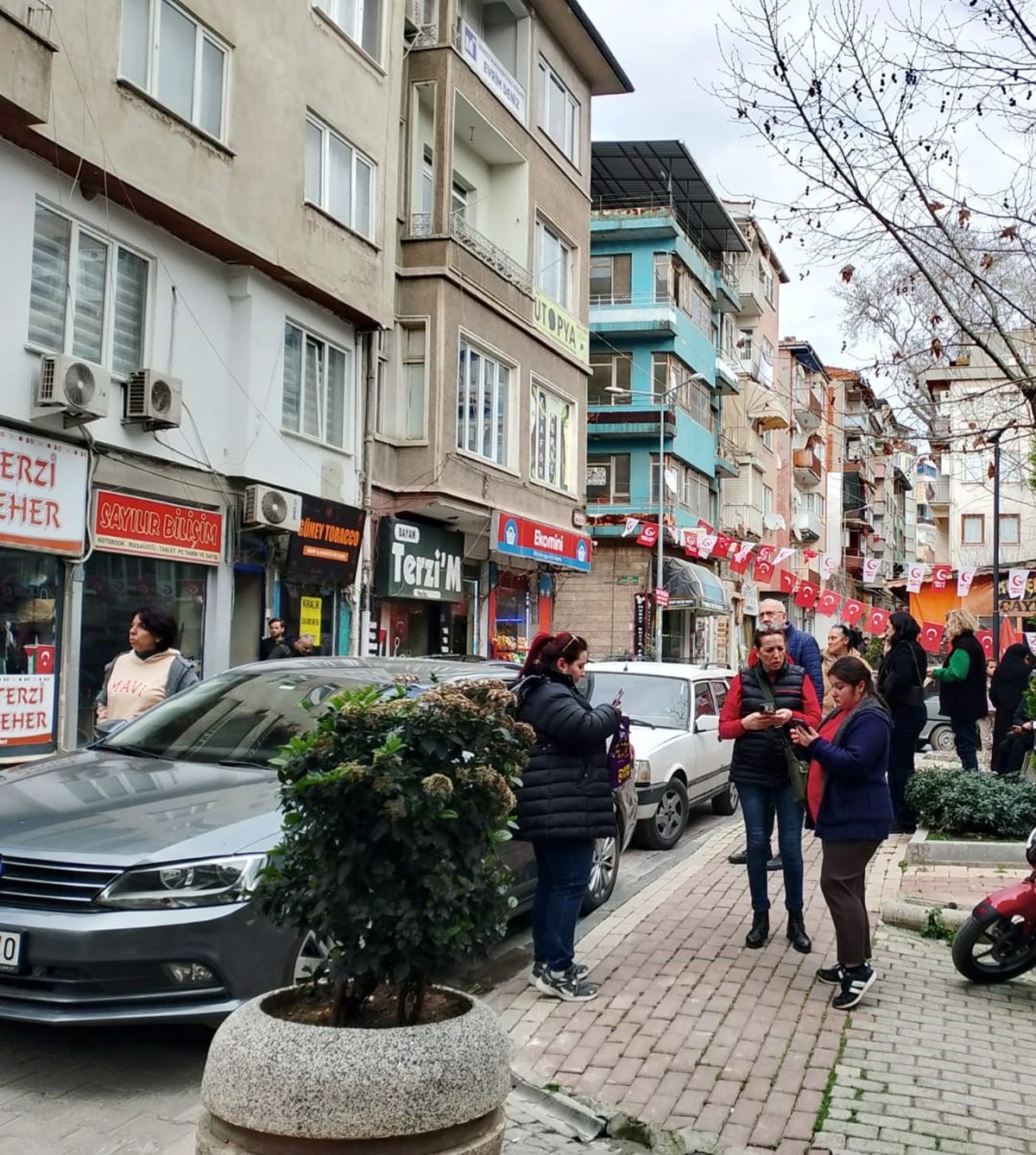 Deprem, merkez üssü Gemlik ilçesinde paniğe neden oldu.