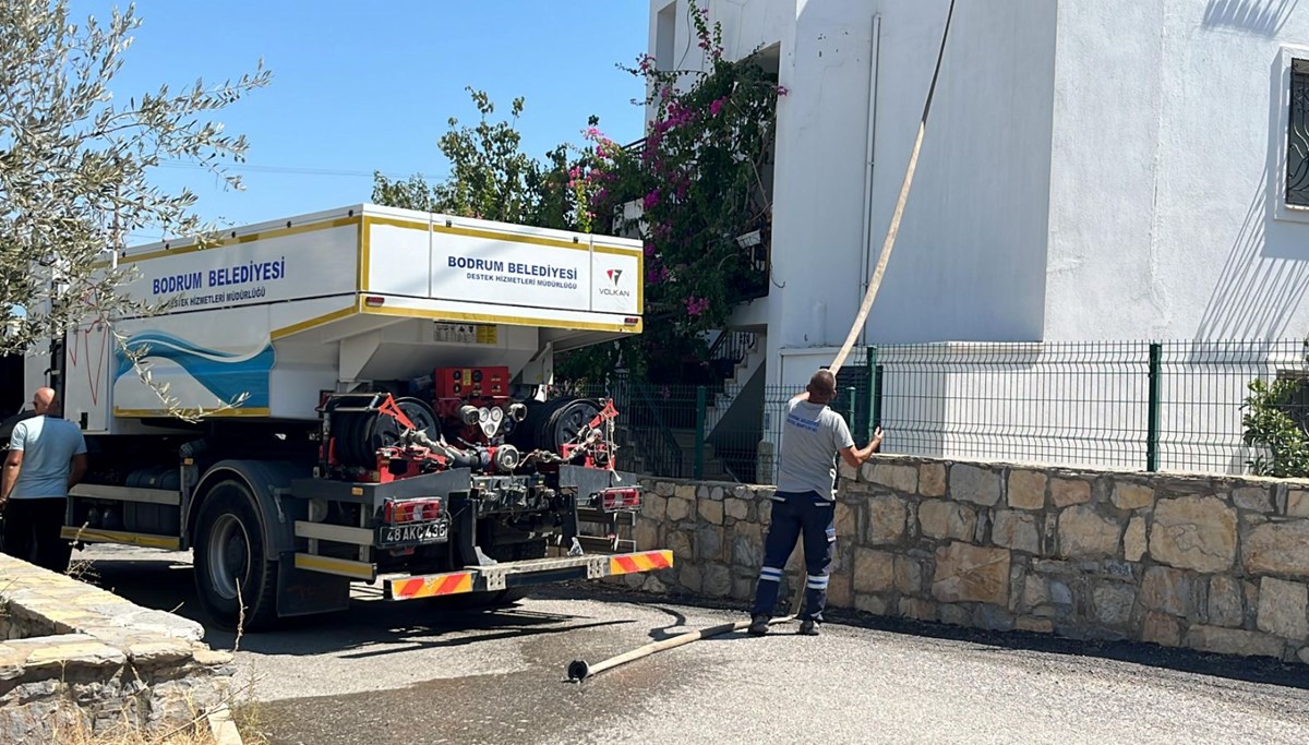 Bodrum'da su kesintisi: Tankerle su taşınıyor Bodrum'da su kesintisi: Tankerle su taşınıyor