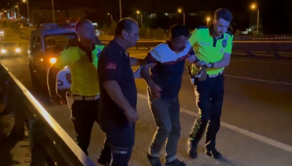 Köprüde intihara kalkışan şahsı polisler ikna etti Köprüde intihara kalkışan şahsı polisler ikna etti