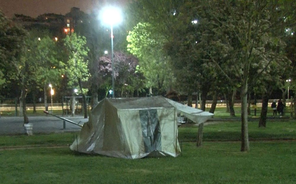 Deprem korkusuyla ikinci gece: Vatandaşlar çadırda kalmaya devam etti - 3