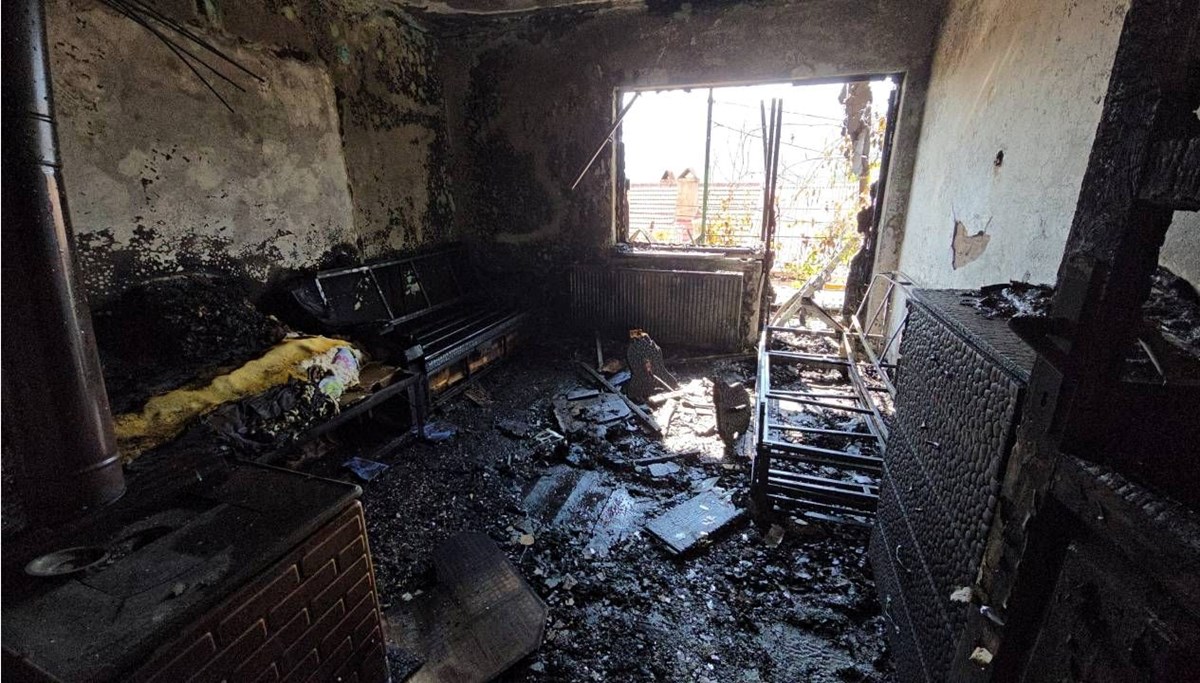 Elektrikli battaniye evi yaktı