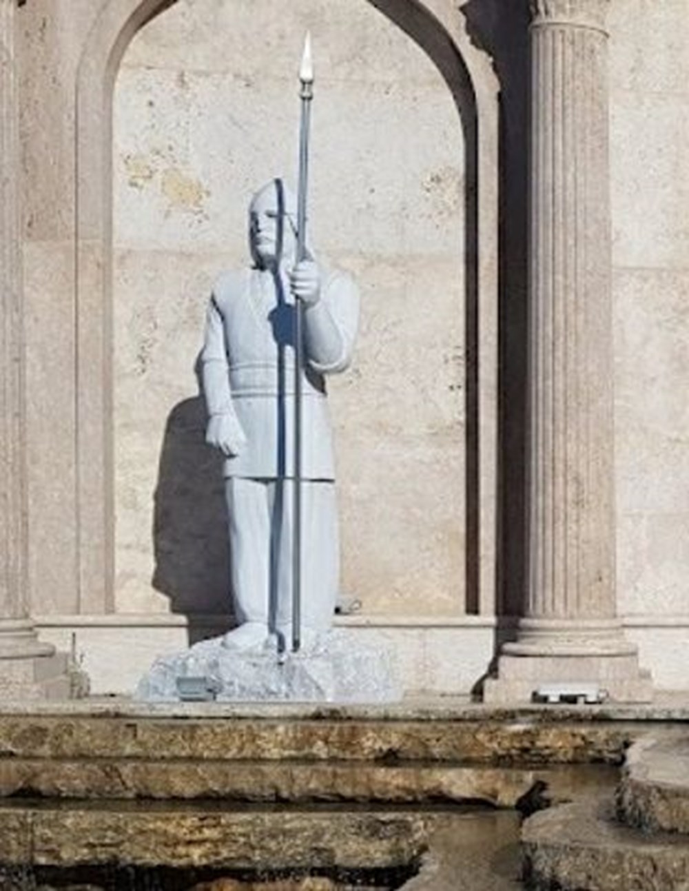 Düzce'de asker heykelinin mızrağı çalındı - 2