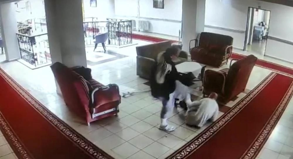 Huzurevinde ölümle biten bastonlu kavga: 78 yaşındaki adama
7,5 yıl hapis cezası - 3