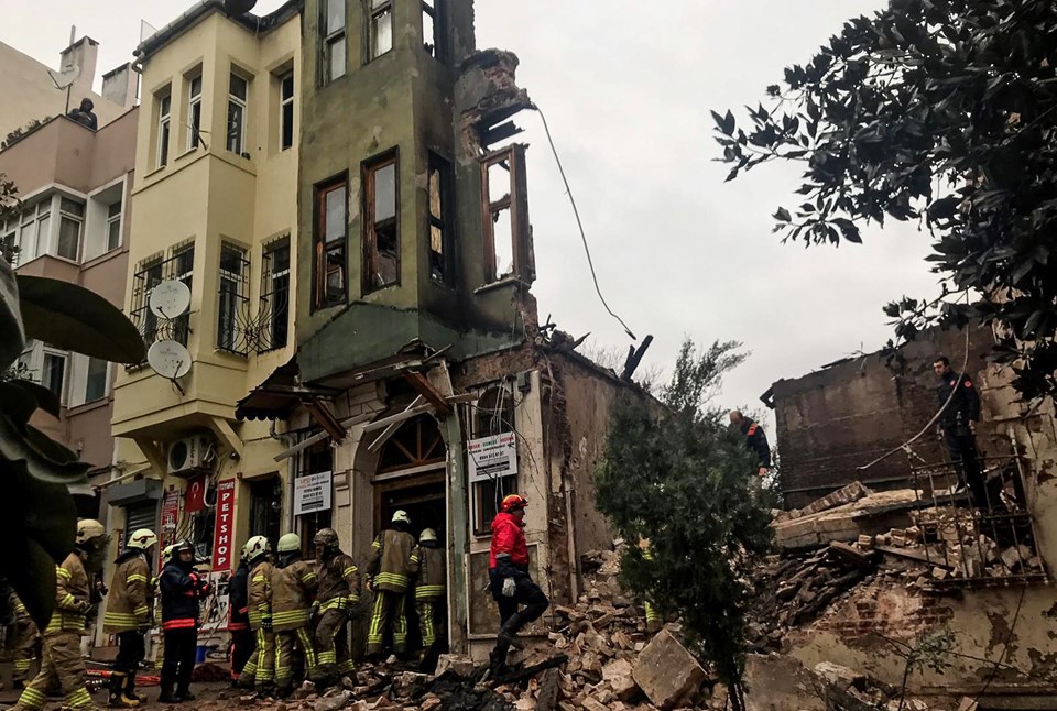 SON DAKİKA: İstanbul Yedikule'de bina çöktü: 2 ölü - 1