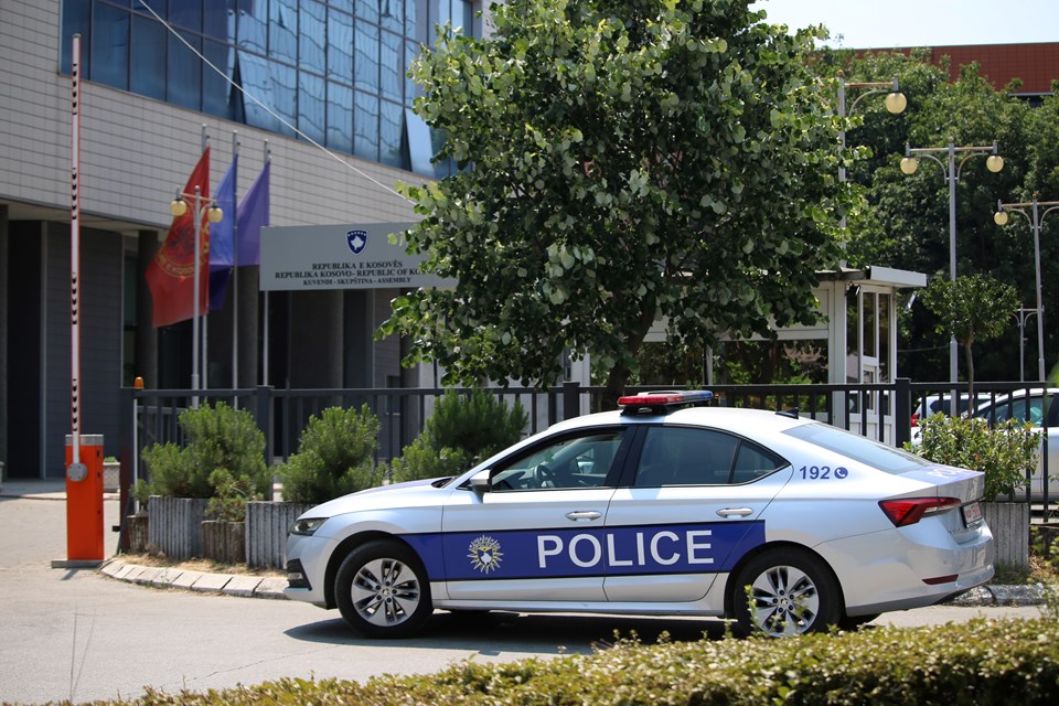 Kosova Meclisi'ne bomba ihbarı - 1