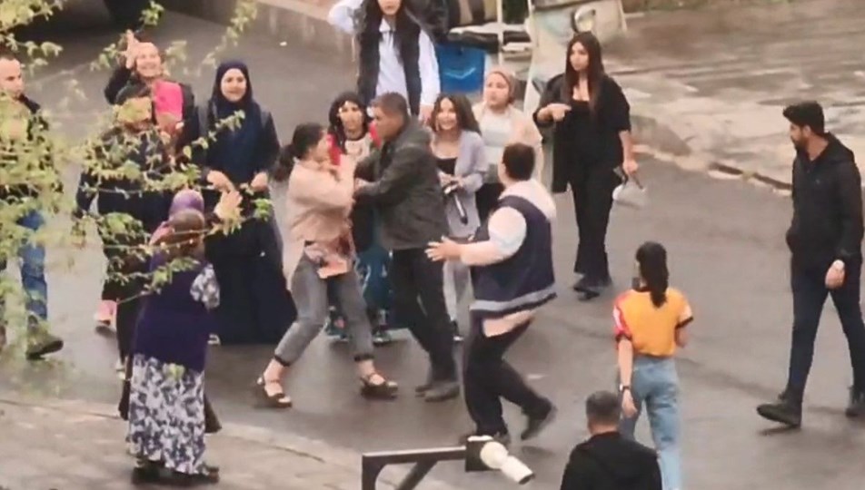 Adliye önünde tekmeli yumruklu kavga