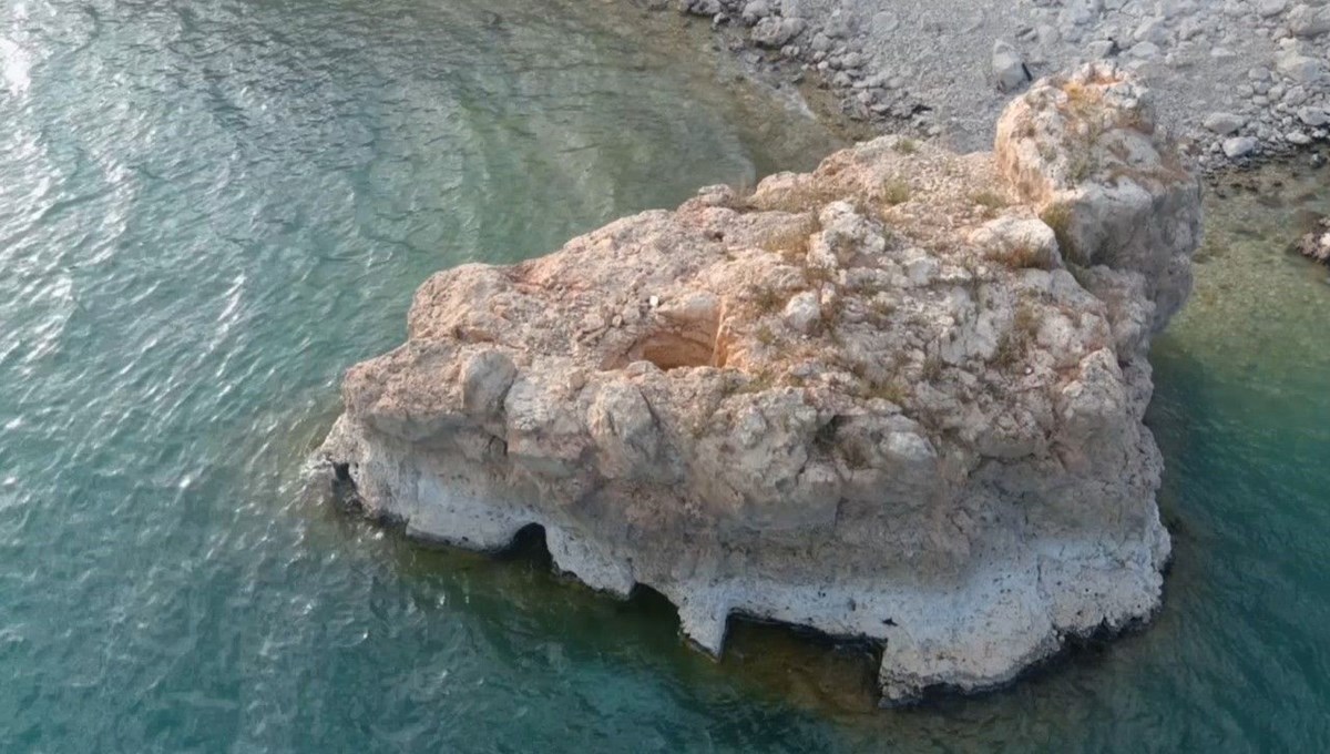 Van Gölü’nde sular çekildi, kaya mezarları ortaya çıktı