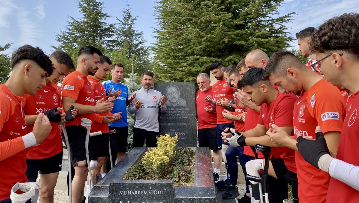 Ampute Milli Futbol Takımı, Neşet Ertaş'ın kabrini ziyaret etti Ampute Milli Futbol Takımı, Neşet Ertaş'ın kabrini ziyaret etti