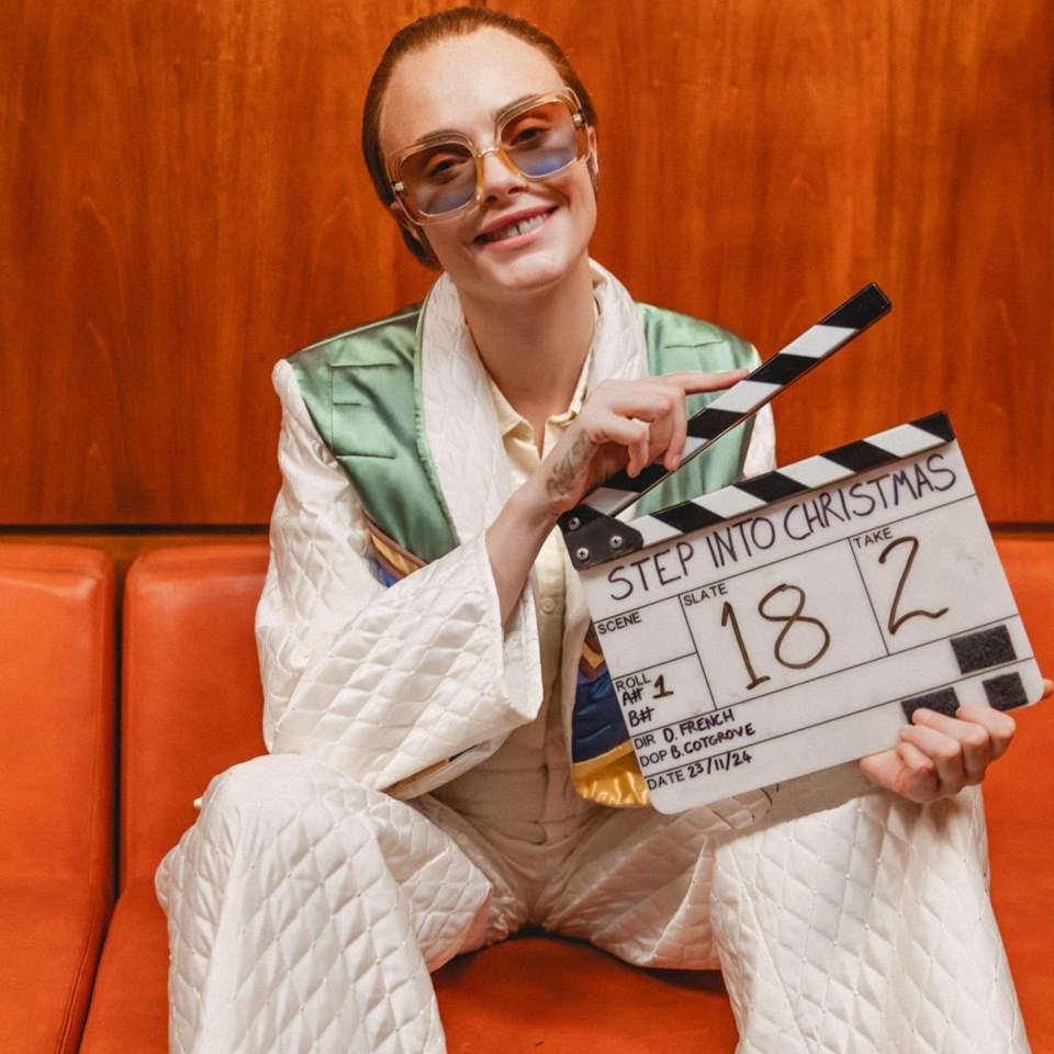 Ünlü model Cara Delevingne, Elton John oldu - 1