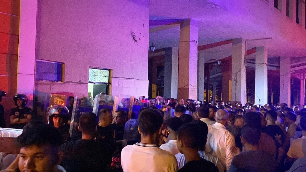 Kayseri'de 7 yaşındaki çocuğa taciz gerginliği: Araçları ters çevirip, iş yerlerini ateşe verdiler - 7