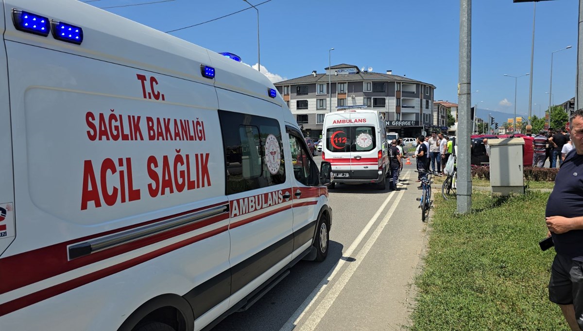 Düzce'de özel halk otobüsü, otomobile çarptı: 2'si çocuk 6 yaralı Düzce'de özel halk otobüsü, otomobile çarptı: 2'si çocuk 6 yaralı