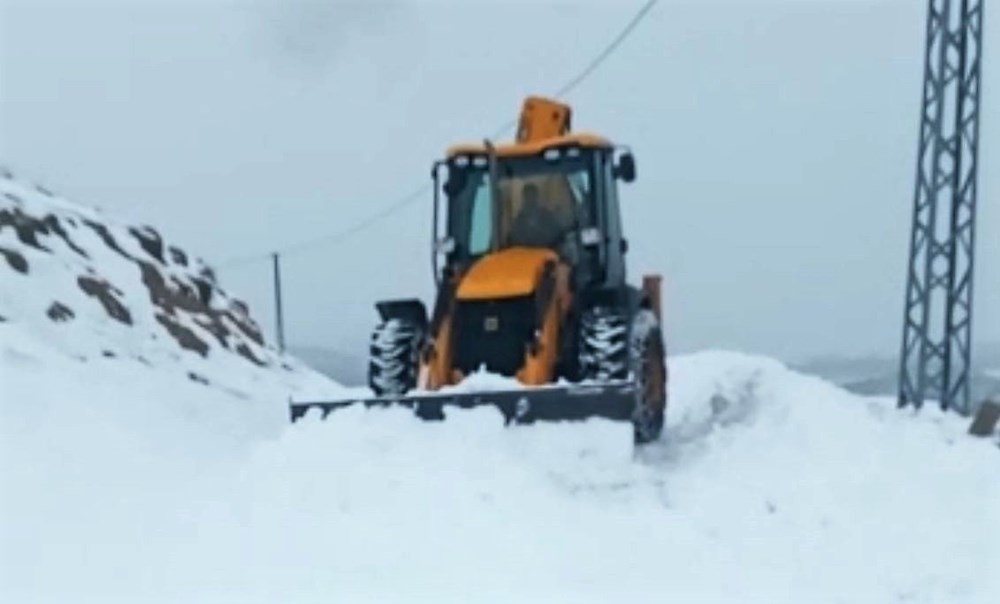 Doğu’da kar esareti: 1070 köy yolu ulaşıma kapandı - 3