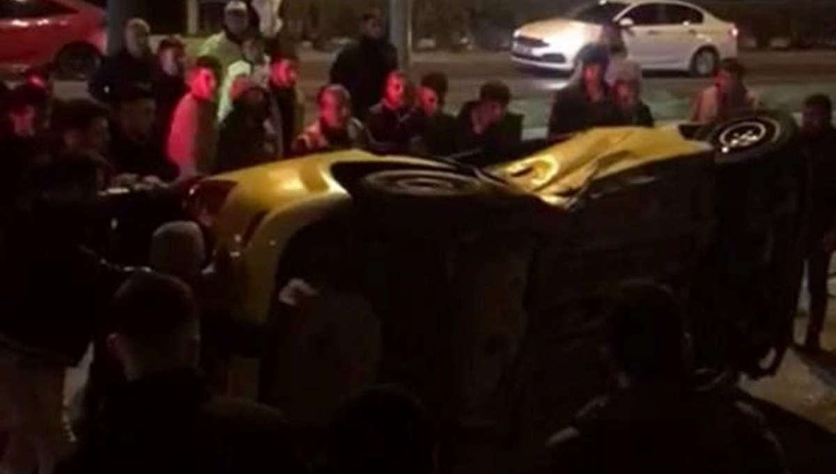 Takla atan ticari taksi, halk otobüsüne çarparak durabildi: 1 yaralı Takla atan ticari taksi, halk otobüsüne çarparak durabildi: 1 yaralı
